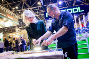 Mona Keijzer aan 'het werk' tijdens BouwBeurs 2025