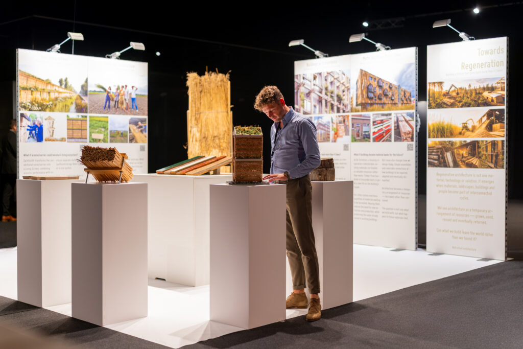 Bezoeker bekijkt materialen en projectpresentaties op ARCHITECT@WORK Rotterdam