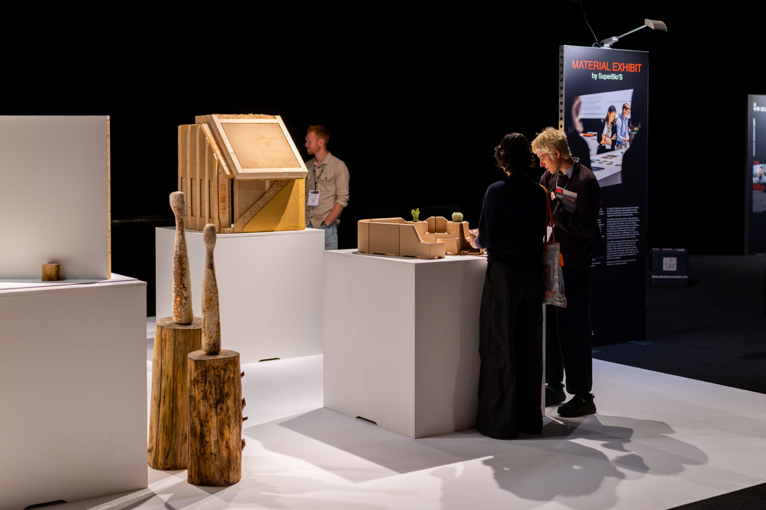 Bezoekers bekijken biobased materialen op ARCHITECT@WORK Rotterdam